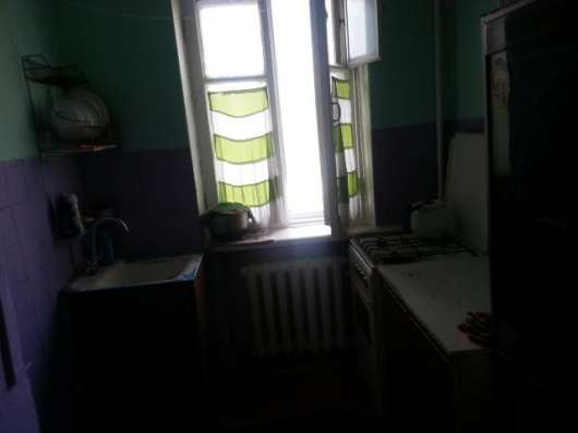 Продам двухкомнатную квартиру в Подольске. Жилая площадь 42 кв.м. Этаж 2. Дом кирпичный.