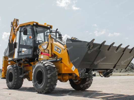 Экскаватор-погрузчик Runmax SE325