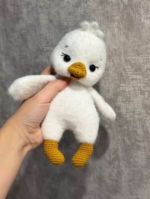 Вязаная игрушка ручной работы Гусь