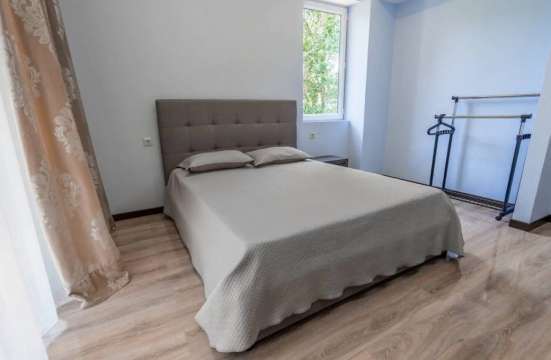 Продам двуспальную кровать с матрасом