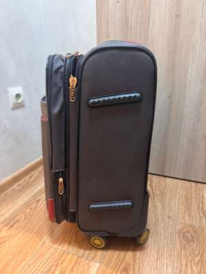 Продам чемодан на колесиках в Москве фото 3