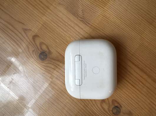 Продаю AirPods два с чехлом в Москве фото 4