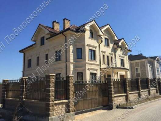Продам коттедж в Москва.Жилая площадь 550  кв.м.Есть Электричество.