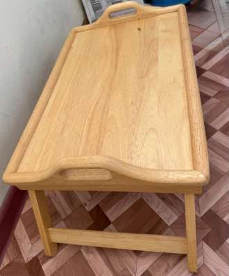 Продам кроватный столик на ножках