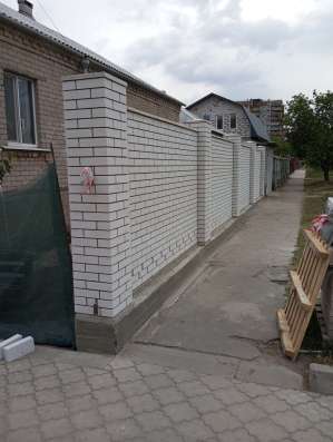 Кладка кирпича. Каменщик