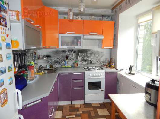 Продам четырехкомнатную квартиру в Вологда.Жилая площадь 62  кв.м.Дом кирпичный.Есть Балкон.