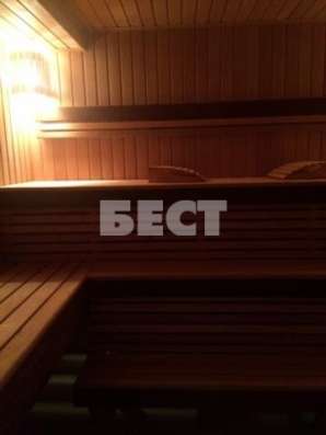Продам четырехкомнатную квартиру в Москве. Жилая площадь 166 кв.м. Дом монолитный. Есть балкон.