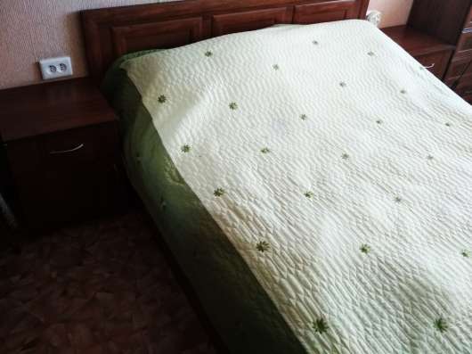 Продаю двухспальную кровать + 2 тумбочки