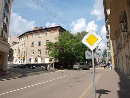 Продам четырехкомнатную квартиру в Москве. Жилая площадь 120 кв.м. Этаж 4. Дом кирпичный.