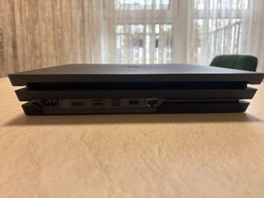 Продам Sony PlayStation 4 Pro 1TB в Москве фото 3