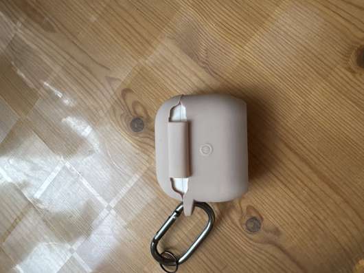 Продаю AirPods два с чехлом в Москве