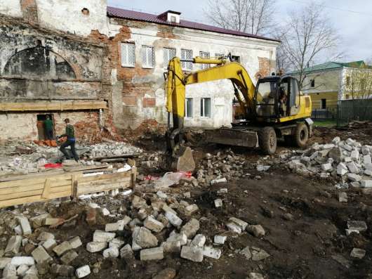 Снос аварийных зданий в Угличе