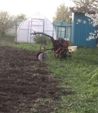 Вспашка земли мотоблоком