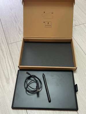 Графический планшет One by Wacom Medium (CTL-472/M) с пером