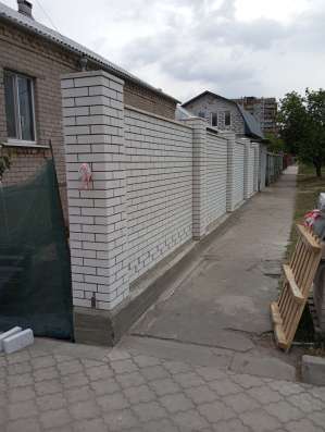 Кладка кирпича. Каменщик