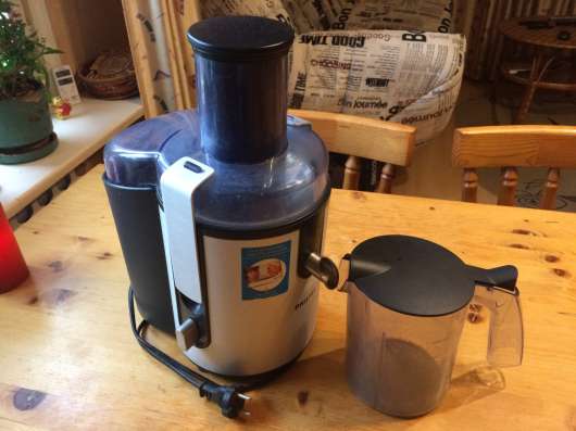 Продам соковыжималку philips HR1861