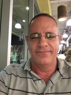 Antony, 57 лет, хочет пообщаться