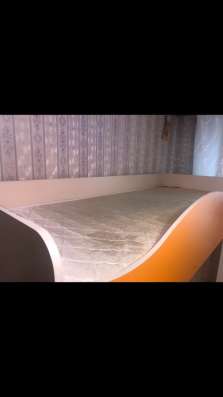 Двухъярусная кровать б/у с матрасами в Красноярске