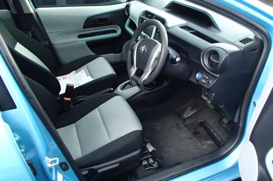 Toyota Aqua гибридный хетчбек в Москве фото 9