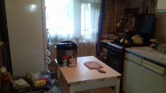 Продам трехкомнатную квартиру в Коломне. Жилая площадь 67 кв.м. Этаж 1. Дом панельный.