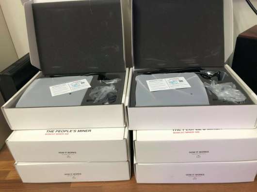 Brand New-Unboxed-In Hand- Helium HNT Bobcat Miner 300