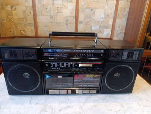 Магнитола, магнитофон Sanyo C-40 блестит