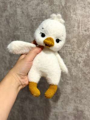 Вязаная игрушка ручной работы Гусь в Трехгорном
